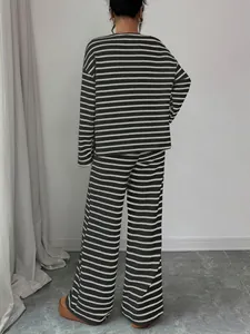 Vista posteriore di un elegante completo due pezzi in maglia a righe bianco e nero.