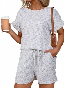 Dettaglio di un set in maglia nido d'ape colorata con maniche a volant e pantaloncini.