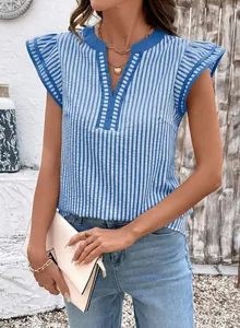 Detalle de la blusa de rayas azules y blancas con cuello en V y mangas de volante