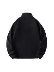 Felpa in pile nera da uomo con collo alto, vista posteriore, abbigliamento caldo autunno.