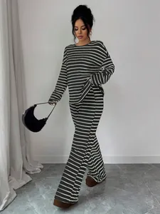 Vista dettagliata del set da donna a righe bianche e nere con maglia a maniche lunghe e pantaloni