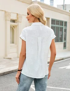 Vue arrière détaillée d'une chemise blanche en mousseline jacquard à fleurs à manches courtes