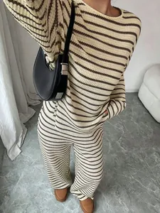 Vista dettagliata di un completo da donna a due pezzi a righe con maglia e pantaloni