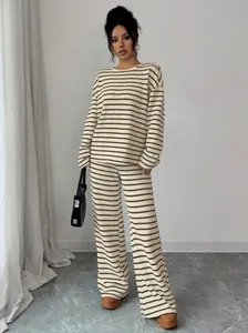 Dettaglio completo di set in maglia a righe con top a maniche lunghe e pantaloni larghi