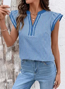 Detalle de blusa de rayas con cuello en V y mangas mariposa con un diseño casual chic
