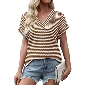 T-shirt in maglia a righe con scollo a V da donna in marrone e bianco, vestibilità