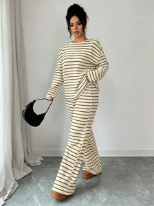 Completo a due pezzi in maglia a righe con maglia a maniche lunghe e pantaloni larghi