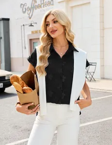 Détail d'une chemise jacquard noire à manches courtes pour femme dans un décor de rue