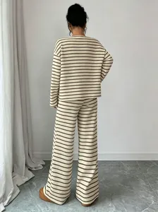 Vista posteriore di un set da donna a due pezzi a righe marroni e bianche con pantaloni