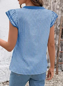 Detalle posterior de camisa de rayas azules y blancas con mangas de volantes