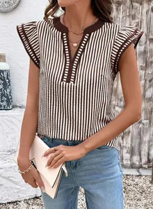 Primer plano de blusa de rayas marrones con cuello en V y mangas cortas con volantes