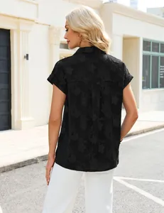 Vue arrière d'une chemise noire à manches courtes en mousseline jacquard à motifs
