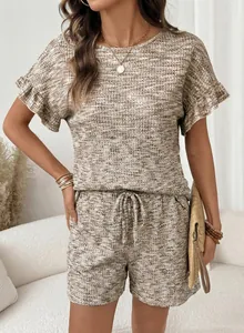 Elegante set estivo in maglia a nido d'ape con maniche a volant e pantaloncini con cordino