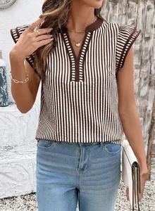 Vista detallada de blusa a rayas con cuello en V y elegantes mangas con volantes