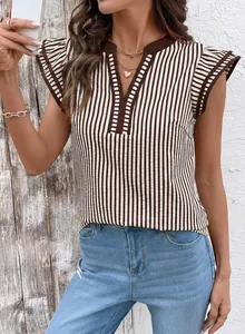 Detalle de blusa de rayas para mujer con cuello en V y mangas cortas de volantes.