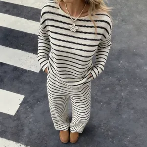 Set casual a righe composto da maglia a maniche lunghe e pantaloni coordinati