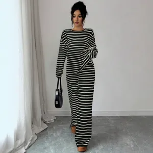 Completo casual a due pezzi con maglia a righe bianche e nere e pantaloni larghi