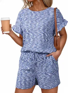 Completo shorts in maglia waffle blu e bianca con maniche a volant e coulisse