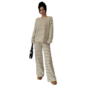 Completo in maglia a righe da donna con maglia a maniche lunghe e pantaloni a gamba larga