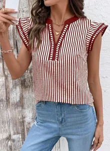 Detalle de blusa de rayas con cuello en V, ribete en contraste y mangas de volantes