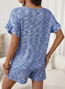 Vista posteriore del set lounge blu in maglia a nido d'ape con maniche con volant