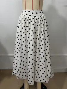 Dettaglio di un'elegante gonna a palloncino bianca a pois neri con vita elastica regolabile