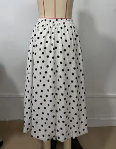 Primo piano dettagliato della gonna a palloncino bianca a pois con comoda vita elastica