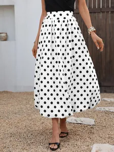 Dettaglio di gonna midi bianca a pois neri con un voluminoso orlo a palloncino.