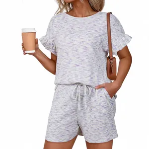 Set estivo da donna in maglia a nido d'ape colorata con top a balze e pantaloncini corti