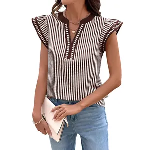 Blusa de rayas marrones y blancas con cuello en V y elegantes mangas con volantes.