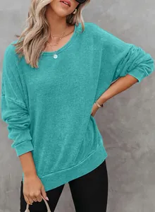 Stijlvol damessweatshirt met ronde hals van wafelbreisel in turquoise en zijsplit detail