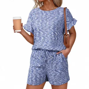 Completo estivo da donna in maglia a nido d'ape con maniche a volant