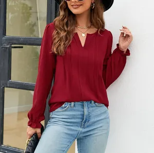 Gedetailleerd overzicht van bordeaux chiffon blouse met V-hals en plooiontwerp