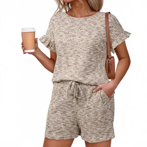 Set casual a due pezzi in tessuto a nido d'ape colorato con top a balze e pantaloncini