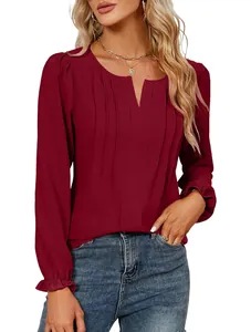 Detailweergave van bordeauxrode chiffon blouse met V-hals en geplooide voorkant