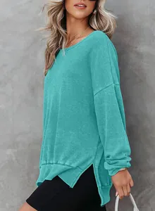 Gedetailleerd overzicht van de wafelgebreide textuur op dit blauwgroene sweatshirt.