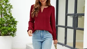 Casual bordeauxrode chiffon blouse met V-hals en plooien voor dames in buitenomgeving