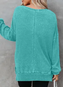 Detail achteraanzicht van turquoise wafelgebreid T-shirt met lange mouwen en splitten