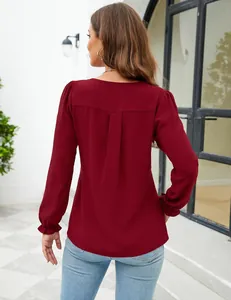 Achteraanzicht van een bordeauxrode chiffon blouse met lange mouwen en plooien.