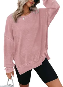 Detailweergave van roze wafel sweatshirt met ronde hals en zijsplitjes op model