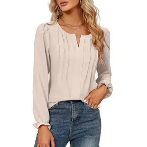 Detail van een casual chiffon blouse met V-hals en een elegante geplooide voorkant