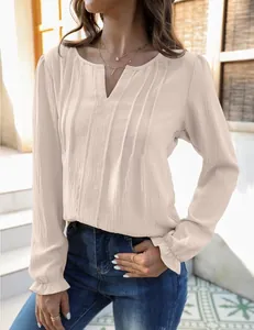 Detailweergave van casual chiffon blouse met V-hals, geplooide textuur en manchetten met ruches.