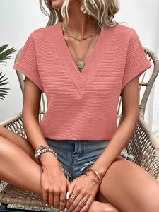 Nahaufnahme des rosa strukturierten V-Ausschnitt-T-Shirts mit Stoffdetails