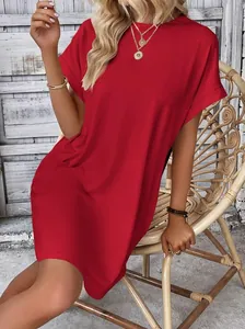 Elegante abito estivo casual rosso a tinta unita con scollo tondo e maniche corte