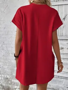 Vista posteriore di un abito rosso largo a maniche corte con comode tasche laterali.