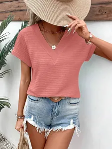 Nahaufnahme des rosa T-Shirts mit V-Ausschnitt und horizontaler Rippenstruktur
