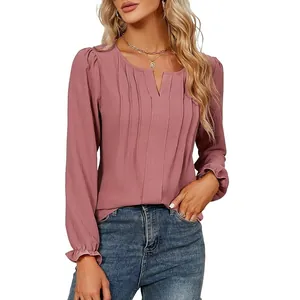 Detail van een oudroze chiffon blouse met V-hals, geplooide voorkant en ruches aan mouw.