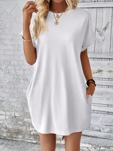 Dettaglio di un vestito t-shirt bianco a girocollo con maniche corte e tasche