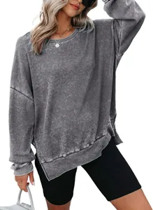Detailweergave van het grijze wafelgebreide sweatshirt met zijsplitjes en textuur.