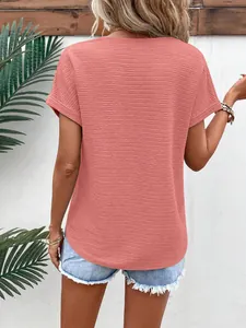 Detailansicht der Rückseite eines korallenrosa locker sitzenden T-Shirts mit Wellenstruktur